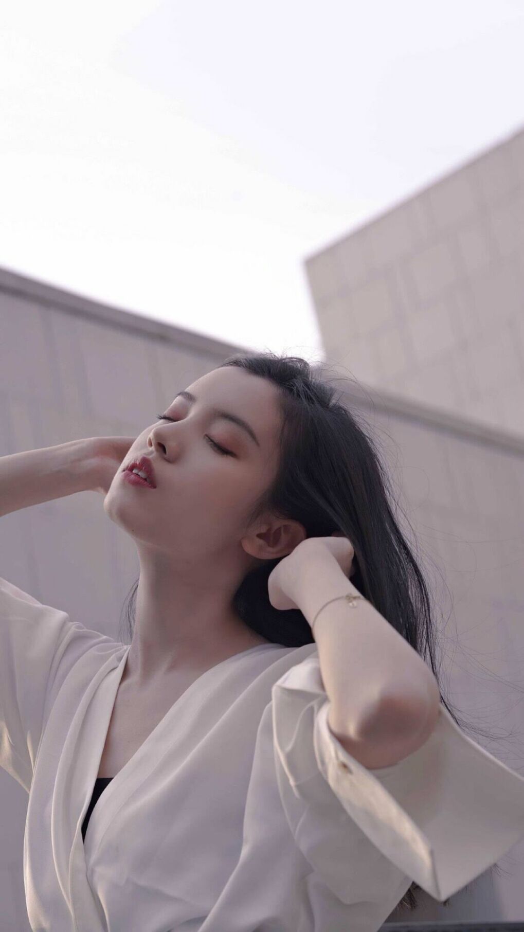 爱游戏体育-女足比赛球队士气高昂，备战如火如荼，女足队员